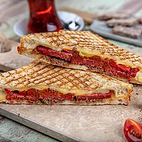 Sucuklu Kaşarlı Tost