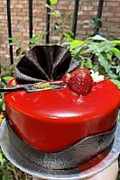 Çilek Soslu Yaş Pasta ( 2-4 kişilik )