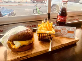 Atom Cheese Burger Menü