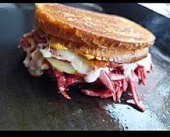 Ayvalık ekmeğine full karışık Sandviç