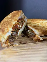 Kavurmalı yumurtalı Ayvalık tost