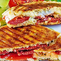 Domates'li Karışık Tost